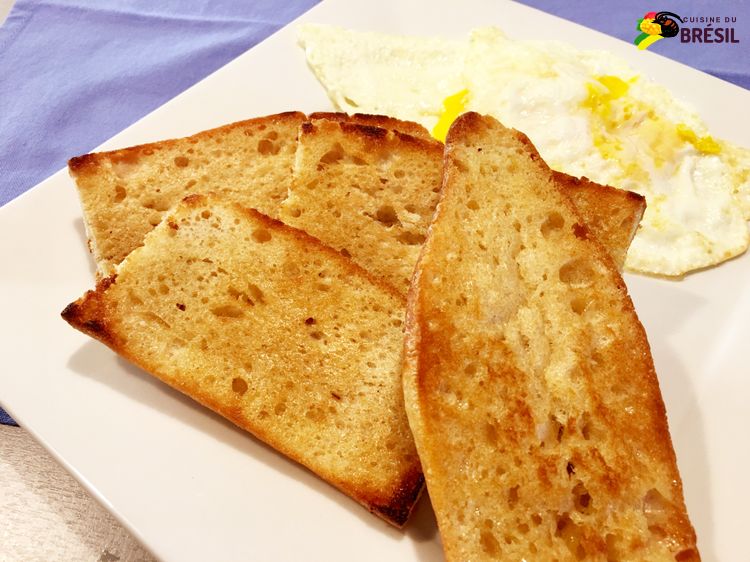 Pão na chapa (pain grillé) avec des œufs
