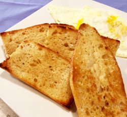 Pão na chapa (pain grillé) avec des œufs