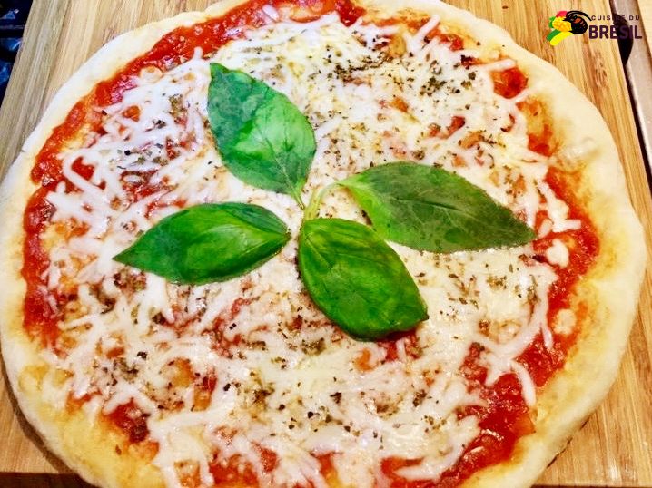 Pizza au fromage avec des feuilles de basilic cuite à la poêle