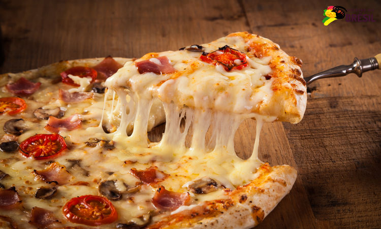 Une pizza maison avec des tomates, champignons, fromage et jambon