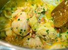 Du poulet cuit avec des lardons, tomates, oignon, ail, etc.