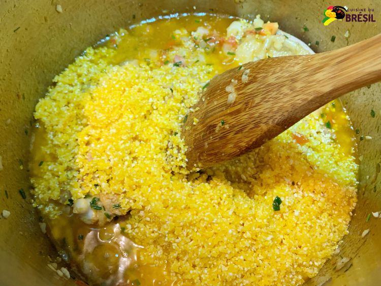 Versez la canjiquinha sur le poulet.