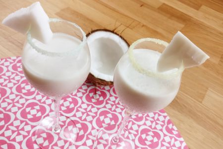 Deux verres de cocktail au champagne et lait de coco