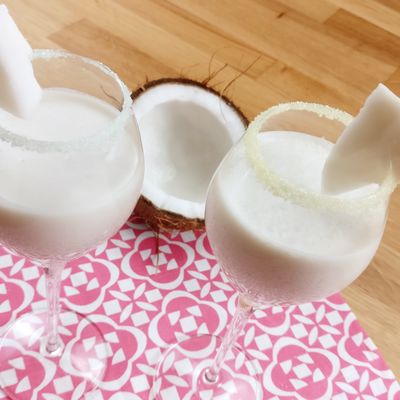 Deux verres de cocktail au champagne et lait de coco