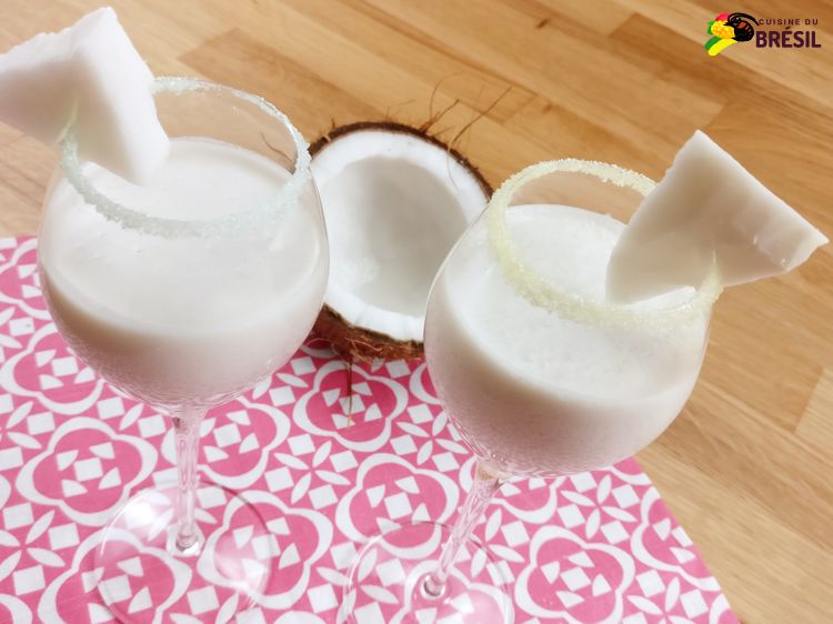 Deux verres de cocktail au champagne et lait de coco