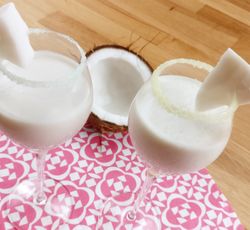 Deux verres de cocktail au champagne et lait de coco