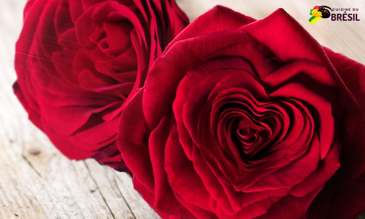 2 roses rouges avec centre en forme de cœur
