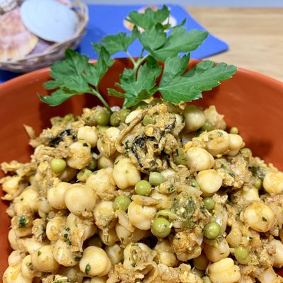 Salade de pois chiches, thon et moules portugaises marinées