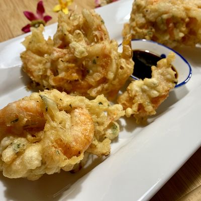 Recette de tempura de crevettes et légumes avec de la sauce soya