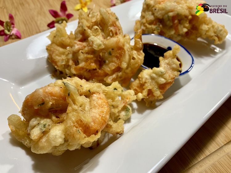 Une assiette de tempura de crevettes et légumes