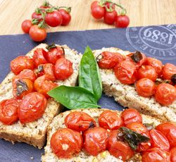 Des bruschettas de tomates cerises confites