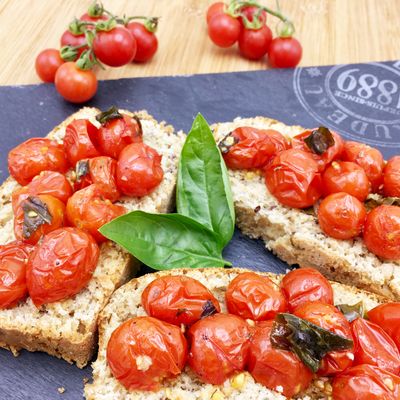 Des bruschettas de tomates cerises confites