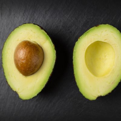 Avocat coupé en deux sur fond ardoise