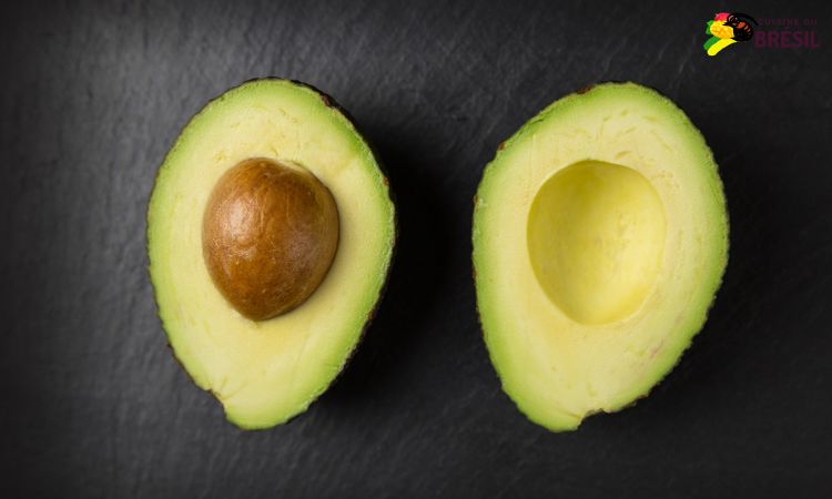 Avocat coupé en deux sur fond ardoise