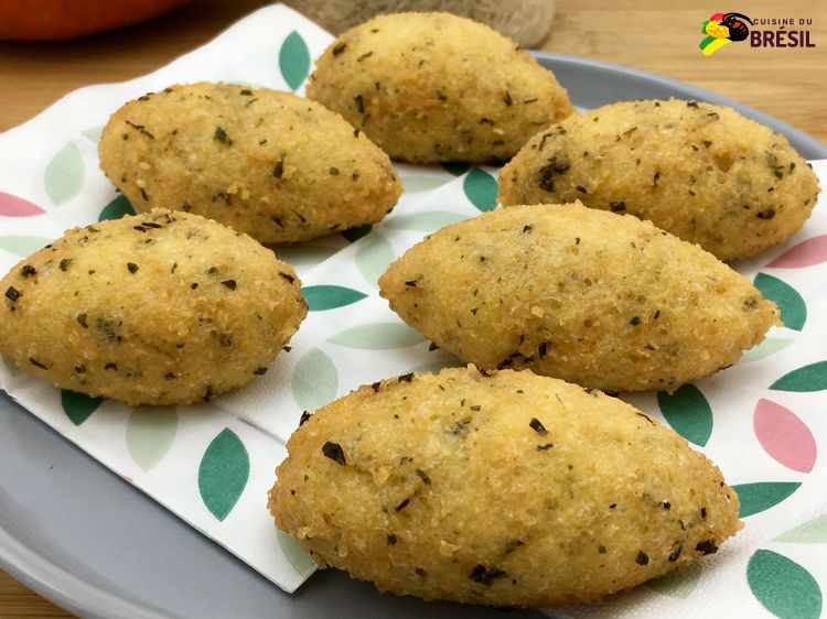Six grandes croquettes de riz garnies au fromage