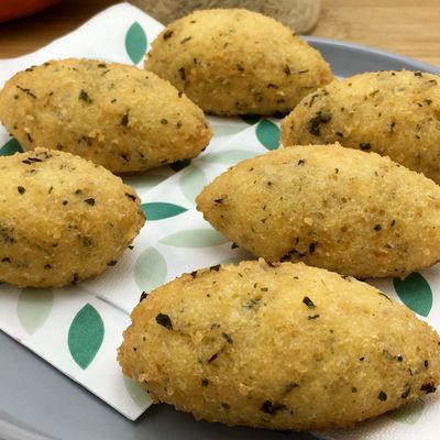 Six grandes croquettes de riz garnies au fromage