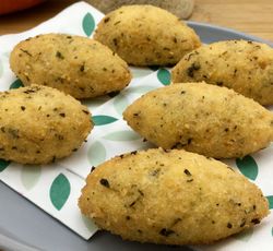 Six grandes croquettes de riz garnies au fromage