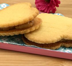 Des biscuits maison garnis de confiture au lait en forme de cœur