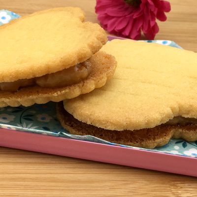 Des biscuits maison garnis de confiture au lait en forme de cœur