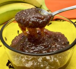 Une cuillerée de compote de bananes parfumée au clou de girofle