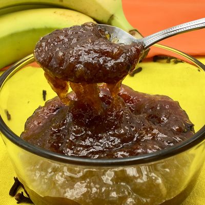 Une cuillerée de compote de bananes parfumée au clou de girofle